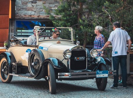 Ein Oldtimer vor dem Hotel Mohr Life in Lermoos während Arlberg Classic Car Rally | © Christoph Schöch