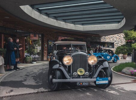 Zwei Oldtimers fahren beim Hotel Eingang vorbei | © Christoph Schöch