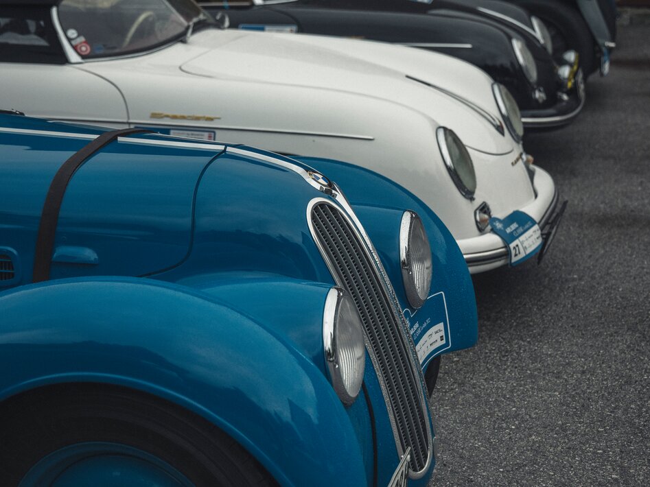 Ein paar Oldtimers auf dem Parkplatz vom Hotel Mohr Life in Lermoos | © Christoph Schöch