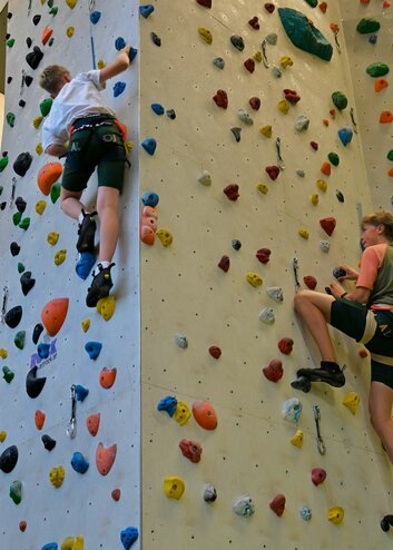Kinder an Kletterwand | © Tiroler Zugspitz Arena/Thomas Ludwig