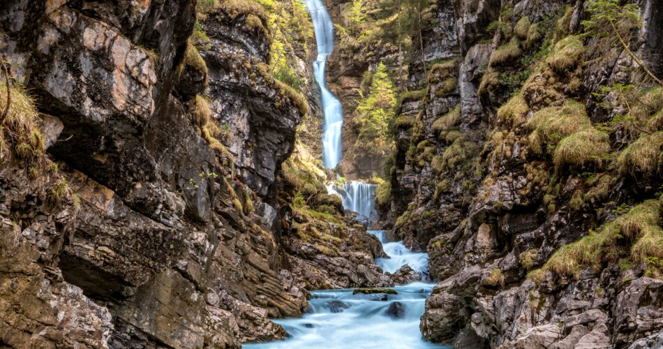 Imposanter Wasserfall inmitten einer Felsschlucht. | © Tiroler Zugspitz Arena | Danijel Jovanovic