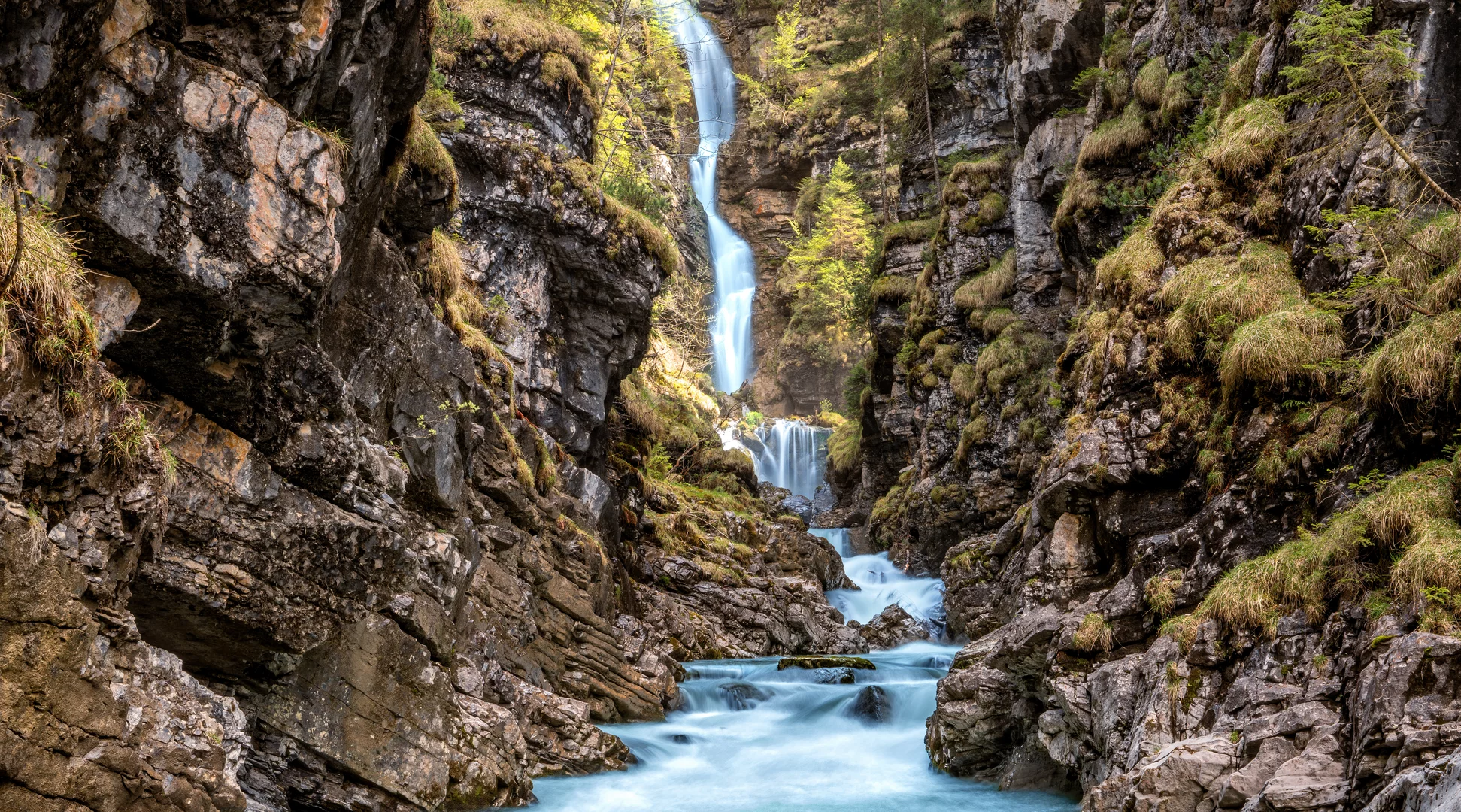 Rotlech waterfall | © Tiroler Zugspitz Arena | Danijel Jovanovic Impressive waterfall in the middle of a rocky gorge. | © Tiroler Zugspitz Arena | Danijel Jovanovic
