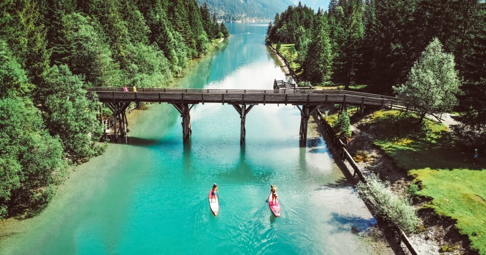 Two stand-up paddlers at the bridge between Plansee and Heiterwanger See | © Tiroler Zugspitz Arena