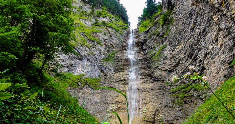 Ein hoher Wasserfall vor einer Felswand | © TZA