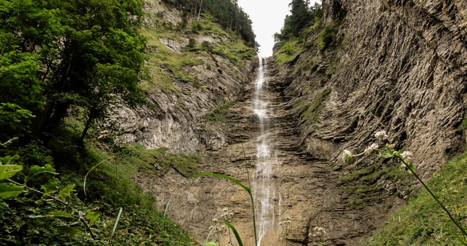 Ein hoher Wasserfall vor einer Felswand | © Tiroler Zugspitz Arena