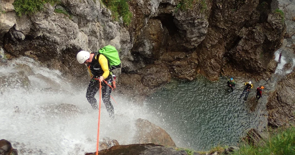 Ein Mann seilt sich an einem Wasserfall ab | © Pixabay