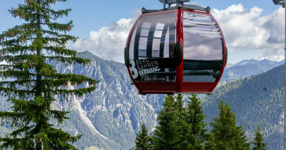 A modern red gondola from Bergbahnen Berwang | © Werbeagentur Bärig