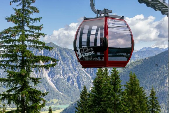Eine rote moderne Gondel der Bergbahnen Berwang | © Werbeagentur Bärig