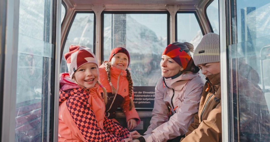 Family in a cable car | © Tiroler Zugspitz Arena/Sam Oetiker
