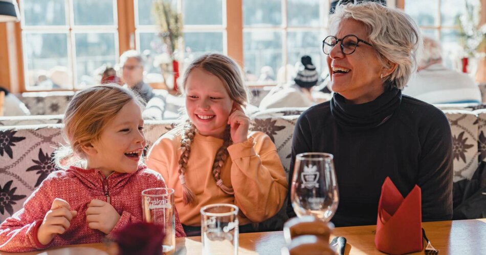 Family in the Tirolerhaus | © Tiroler Zugspitz Arena/Sam Oetiker
