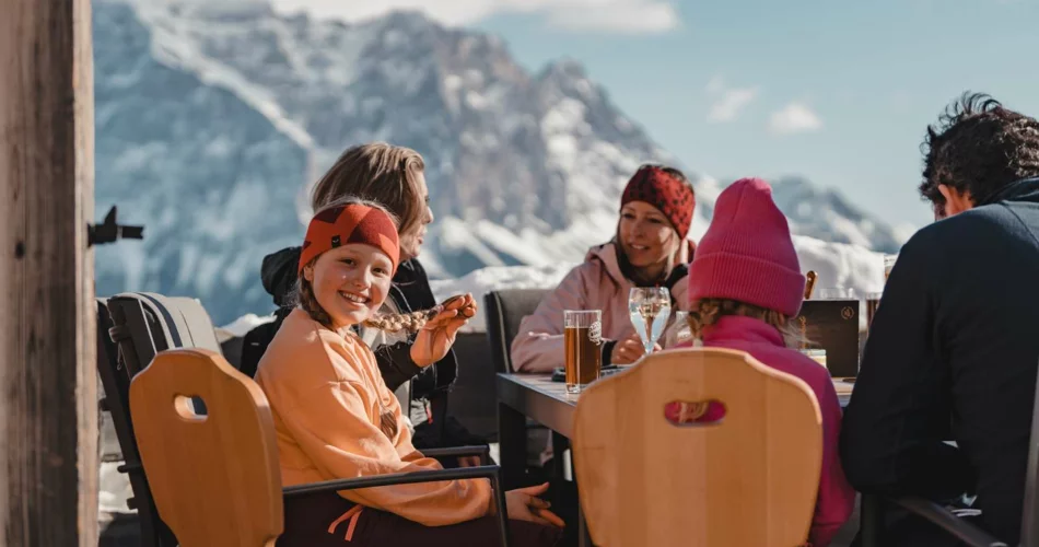 Familie genießt | © Tiroler Zugspitz Arena/Sam Oetiker