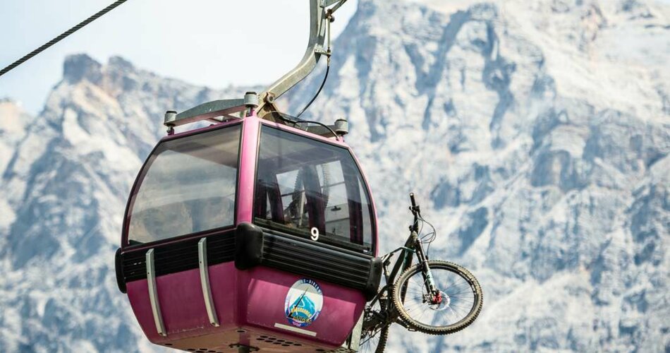 Eine pinke Gondel mit einem Bike, im Hintergrund die Zugspitze | © Tiroler Zugspitz Arena/Nikola Radovic