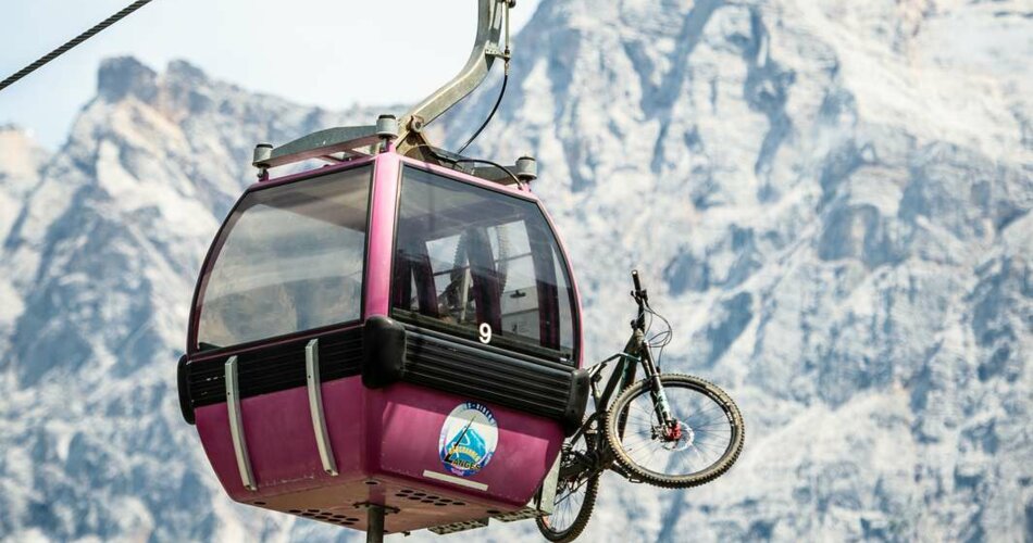 Eine pinke Gondel | © Tiroler Zugspitz Arena/Nikola Radovic