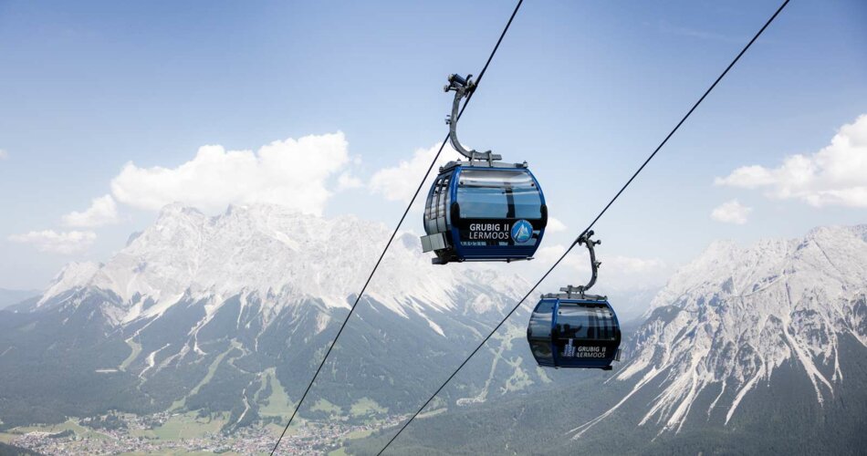 Grubigsteinbahn in the summer with the Zugspitze in background | © Tiroler Zugspitz Arena/Klemens König