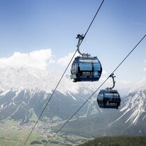 Grubigsteinbahn im Sommer mit der Zugspitze im Hintergrund | © Tiroler Zugspitz Arena/Klemens König