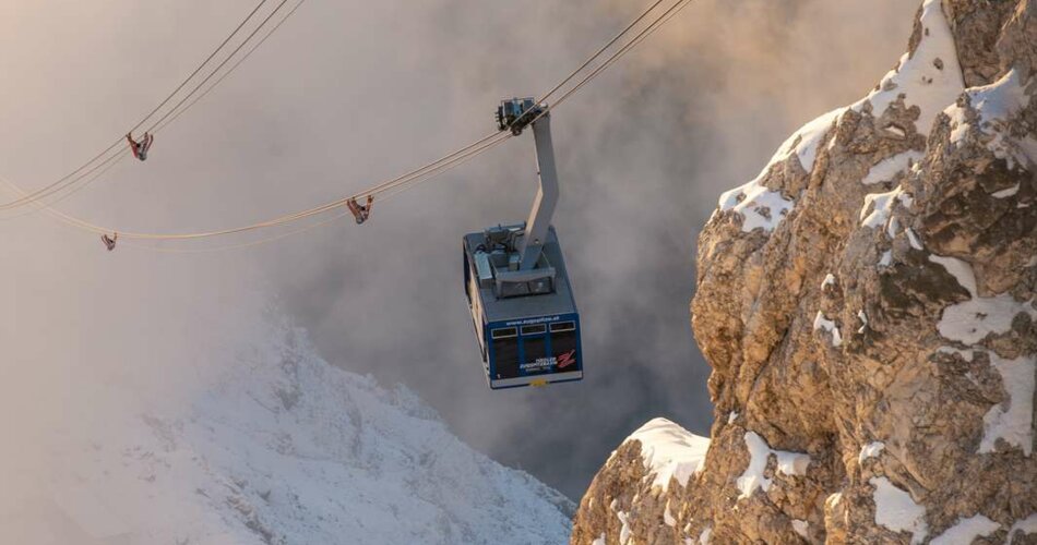 A gondola goes up the mountain | © Tiroler Zugspitz Arena/Nikola Radovic