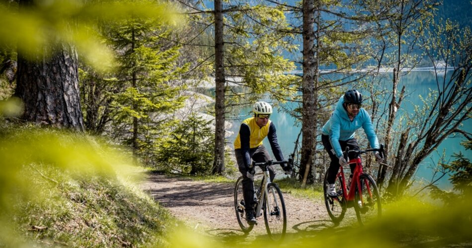 Zwei Radfahrer am Graveln im Wald. | © Tiroler Zugspitz Arena