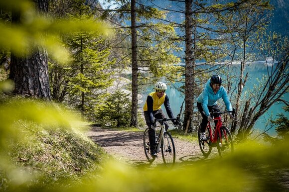 Two cyclists graveling in the forest. | © Tiroler Zugspitz Arena