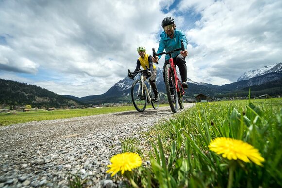 Two gravel bikers on a trail | © Tiroler Zugspitz Arena