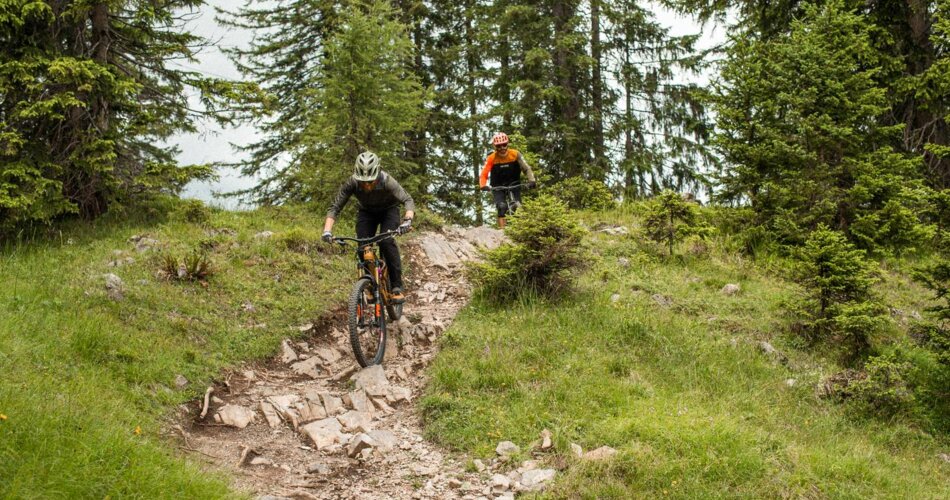 Two bikers on a trail in the forest | © Tiroler Zugspitz Arena/BiancaMcCarty