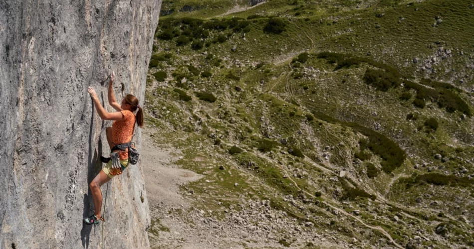 Kletterin an Felswand | © Michael Meisl