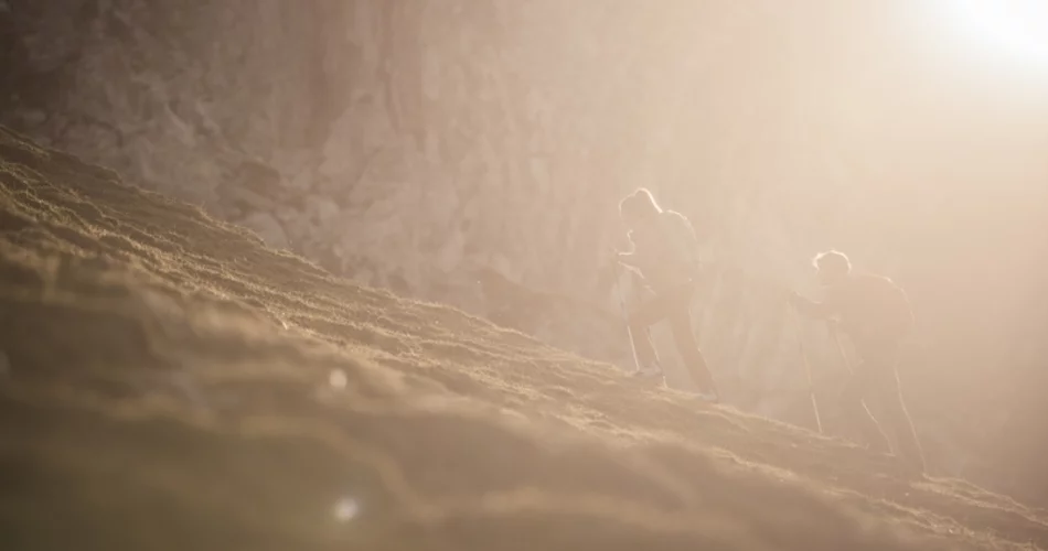 Two hikers at sunrise | © Tiroler Zugspitz Arena/C. Jorda