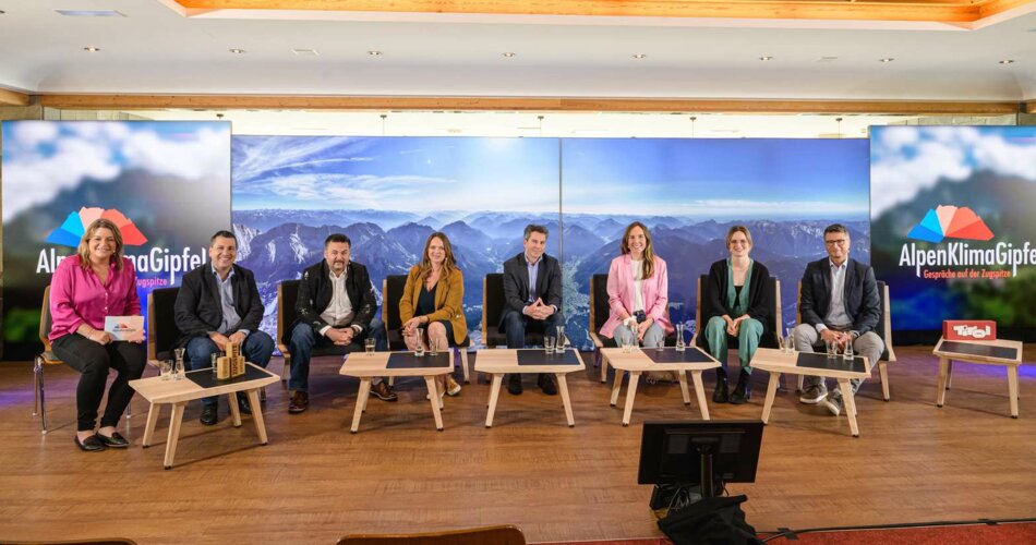Teilnehmer des AlpenKlimaGipfels auf der Bühne | © Franz Oss