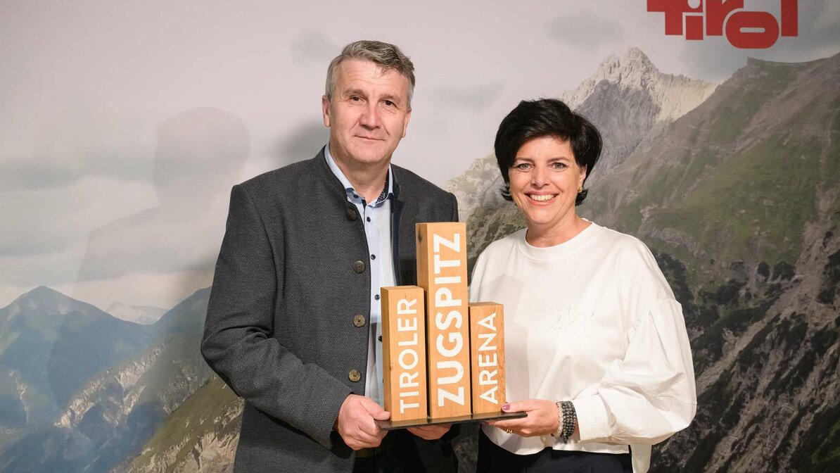 Die Geschäftsführerin der Tirol Werbung sowie der Obmann der Tiroler Zugspitz Arena heben zusammen das Logo der Tiroler Zugspitz Arena. | © Franz Oss