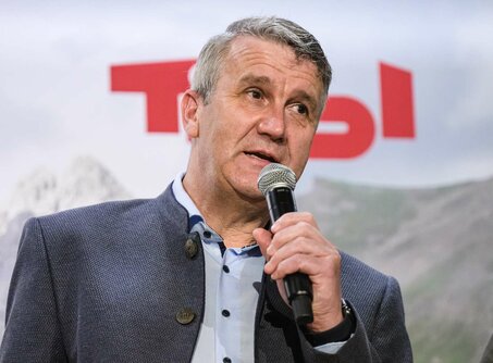 Der Obmann der Tiroler Zugspitz Arena spricht am Mikrofon | © Franz Oss