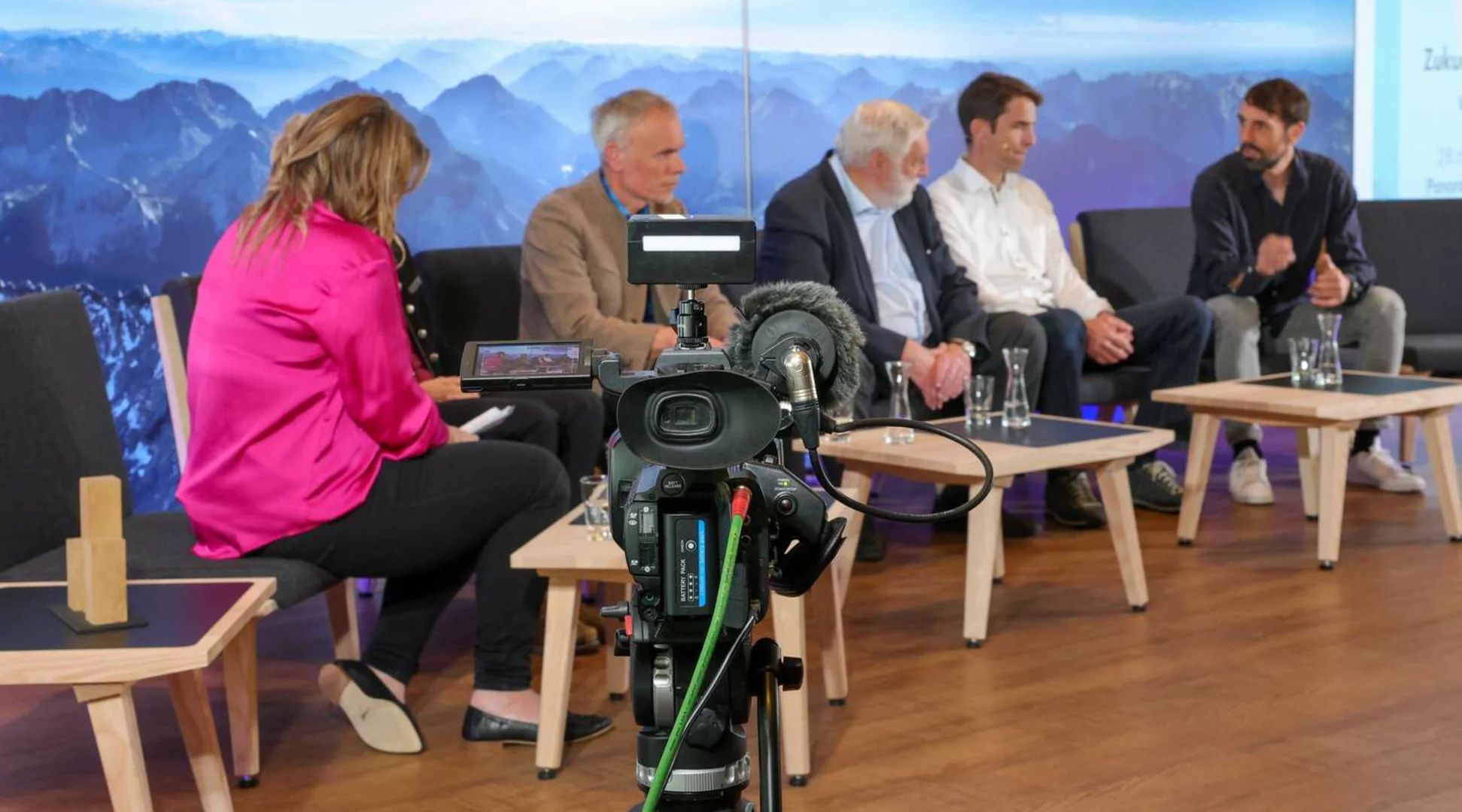 AlpenKlimaGipfel | © Tiroler Zugspitz Arena/Zotz Lea Eine Kamera filmt die Teilnehmer des AlpenKlimaGipfels auf der Bühne | © Tiroler Zugspitz Arena/Zotz Lea