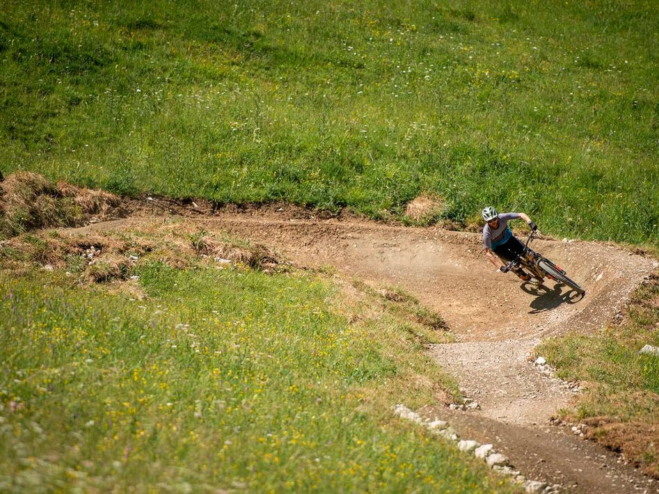 Trailfahrer mit grüner Wiese | © Tiroler Zugspitz Arena / Zotz Lea