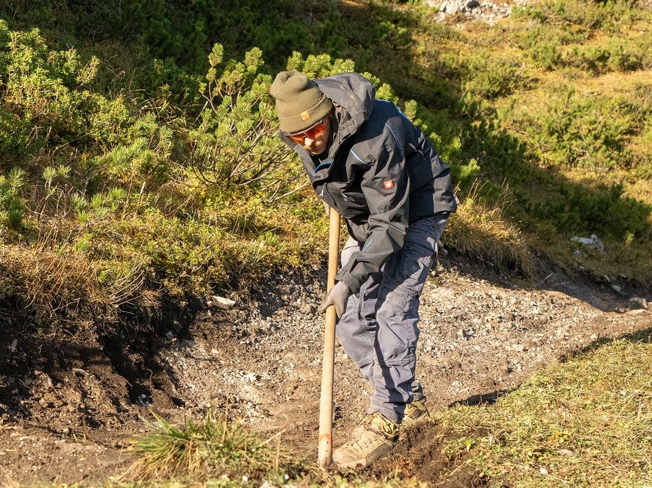 Mann mit Schaufel | © Tiroler Zugspitz Arena / Zotz Lea
