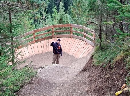 Trailbauer im Wald | © Tiroler Zugspitz Arena / Milos Stafek