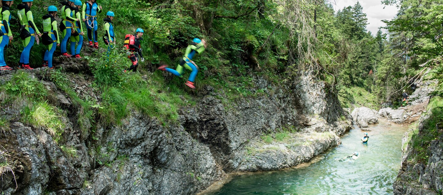 Gruppe beim Canyoning | © Tiroler Zugspitz Arena/Anne Kaiser