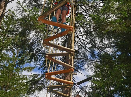 Junge auf Zickzacktreppe | © Kletterwald Garmisch-Partenkirchen / Peter Krimninger