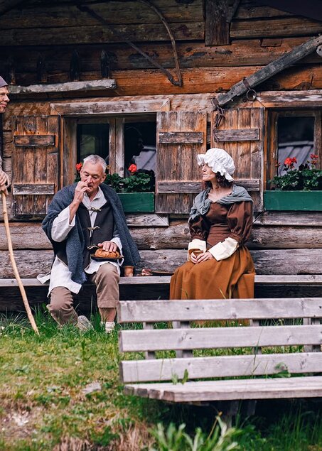Menschen vor Berghütte