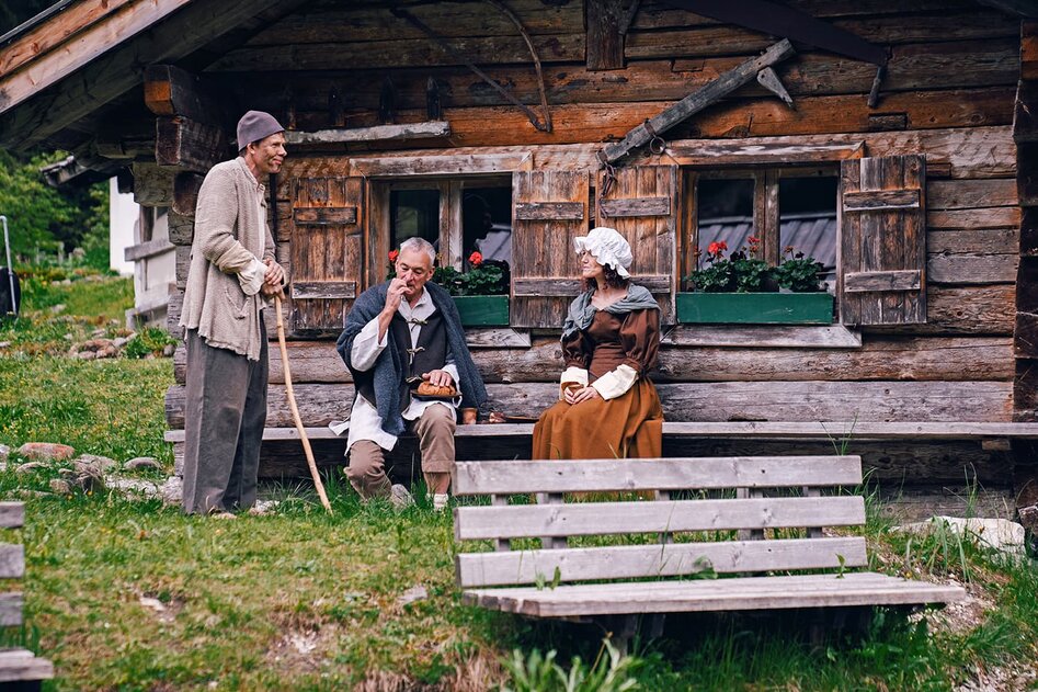 Menschen vor Berghütte | © AlphaVision Filmproduktion