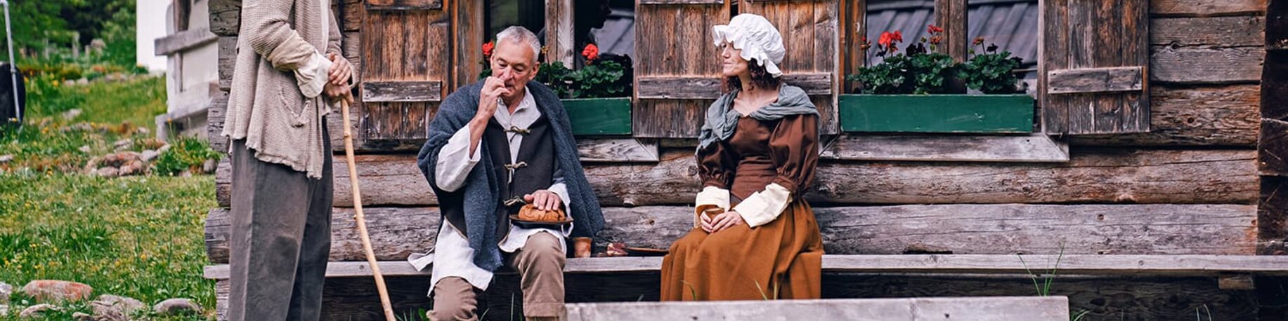 Menschen vor Berghütte | © AlphaVision Filmproduktion