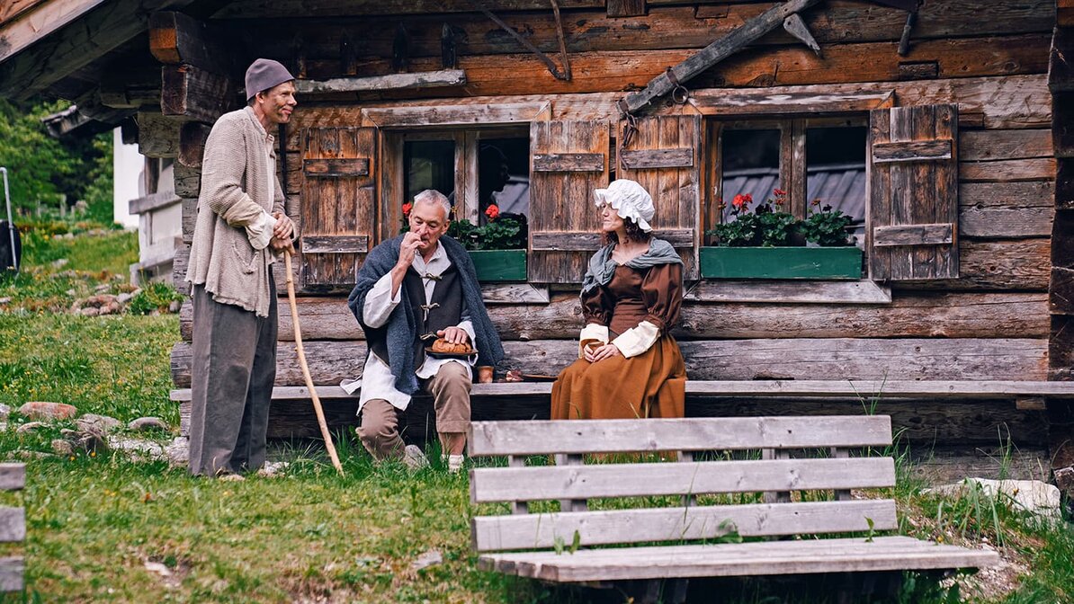 Menschen vor Berghütte | © AlphaVision Filmproduktion