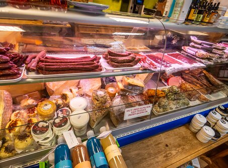 Thekenregal voller Fleisch und Käse im Dorfladen Ehrwald.