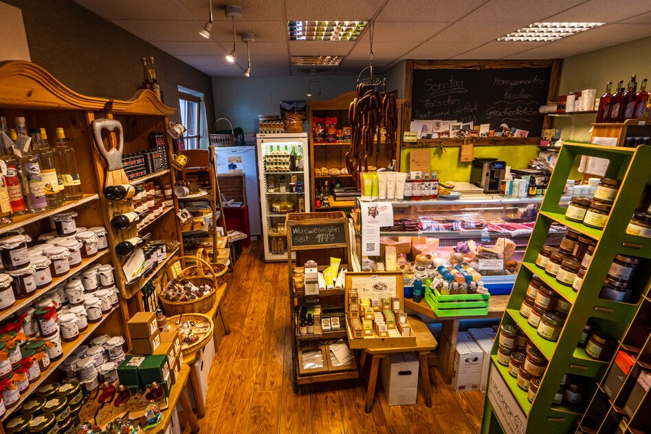 Das gesamte Sortiment des Dorfladens in Ehrwald.
