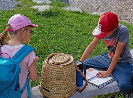 Kinder auf Bank mit Buch | © Tiroler Zugspitz Arena / Zotz Lea