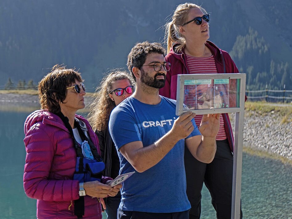 Wandergruppe mit See im Hintergrund | © Berggeheimnis