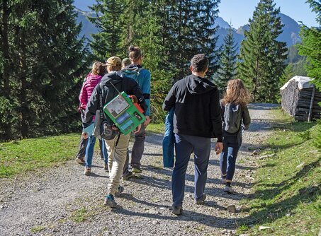 Wandergruppe auf Wanderweg | © Berggeheimnis