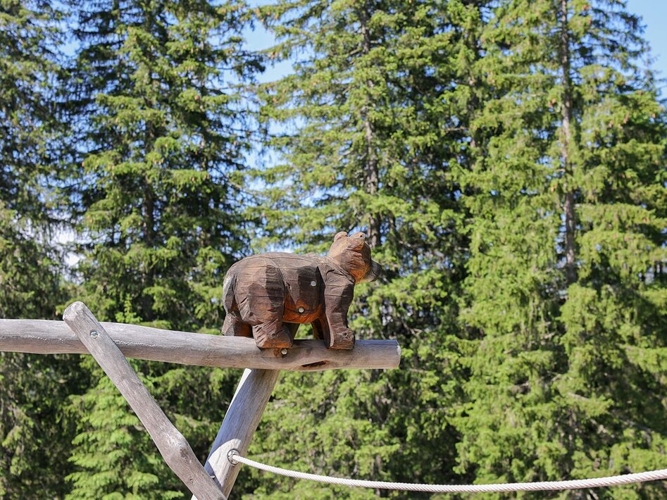 Bär auf Holzstramm | © Tiroler Zugspitz Arena / Zotz Lea