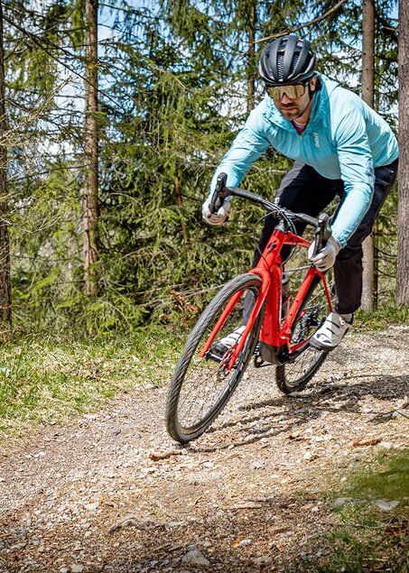 Radfahrer im Wald