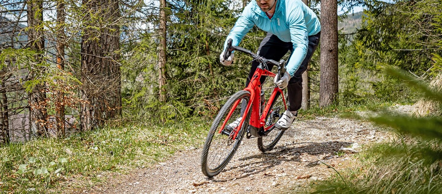 Radfahrer im Wald | © Tiroler Zugspitz Arena