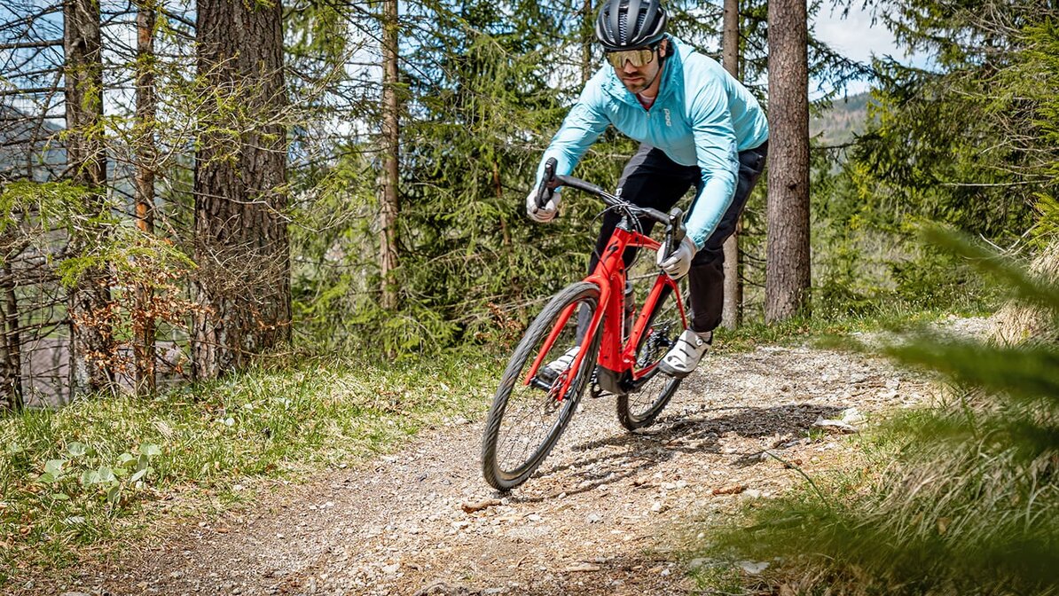 Radfahrer im Wald | © Tiroler Zugspitz Arena