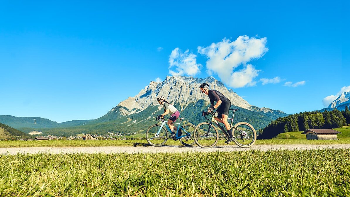 Radfahrer mit Sommerpanorama | © TVB Naturparkregion Reutte / Dominik Somweber