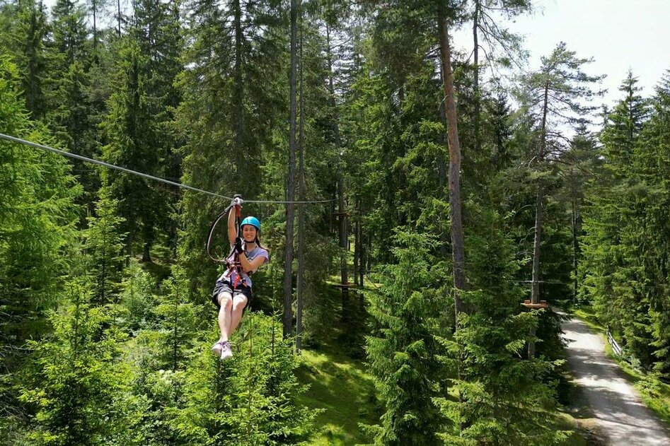 Frau an Flying-Foxim grünen Wald | © TZA